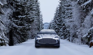 Aston Martin DBX 707 en classe de neige