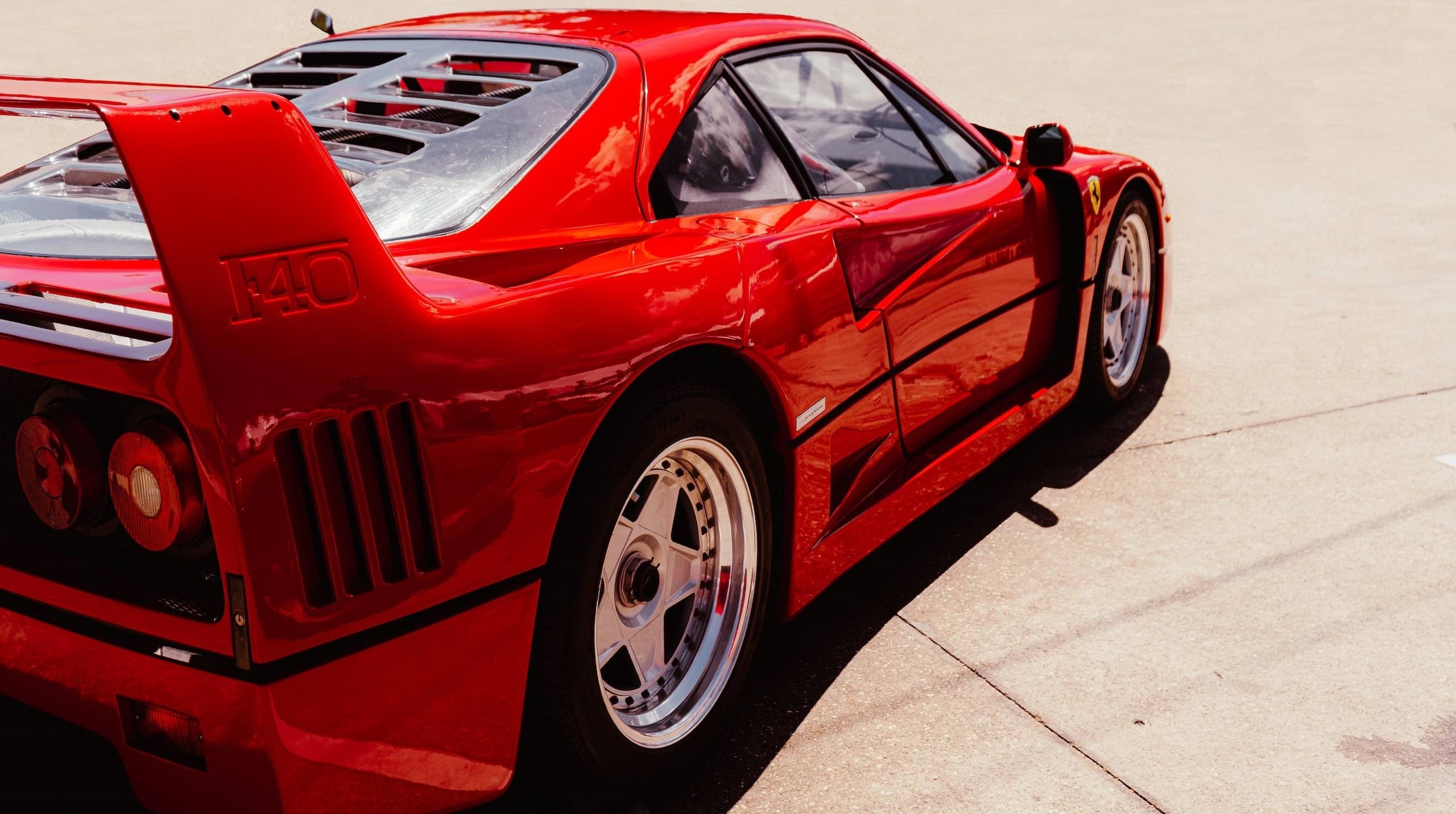 Cette Ferrari F40 miniature à moteur essence peut être conduite par un  enfant, voici son prix